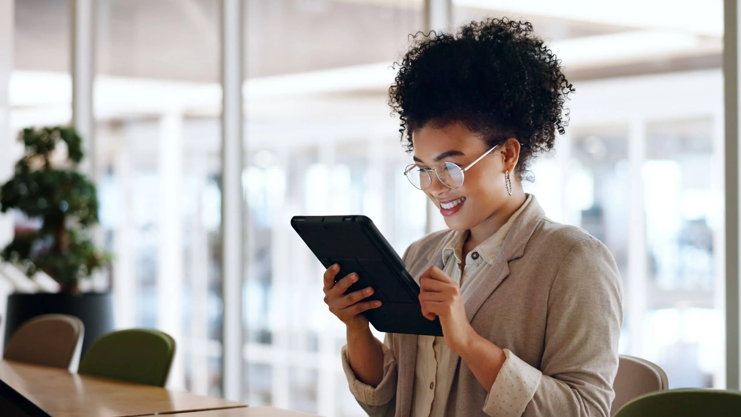 An Embarq Solutions coordinator handling a service request